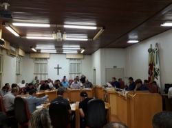 43ª SESSÃO ORDINÁRIA DA CÂMARA MUNICIPAL DE VEREADORES DE CAMAQUÃ SEGUNDA, DIA 13 DE NOVEMBRO DE 2017 Moção à escritora, poetisa , diretora de ensino da Servi e coordenadora do po